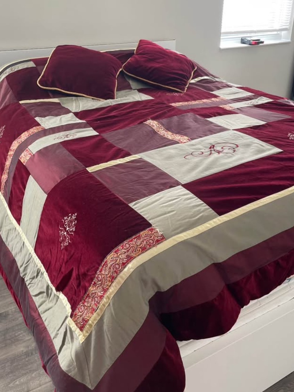 Burgundy Beige Patchwork King Comforter Set with Comforter & 2 Pillows